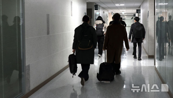 [서울=뉴시스] 김금보 기자 = 민중기 특별검사팀이 17일 오후 서울 여의도 국회 의원회관에서 김기현 국민의힘 의원 사무실에 대한 수색을 마친 뒤 빈손으로 이동하고 있다. 특검은 김건희 여사에게 로저비비에 가방을 선물했다는 의혹을 받는 김기현 국민의힘 의원에 대한 강제수사에 나섰으나 의원실에서 빈손으로 나왔다. 2025.12.17. kgb@newsis.com