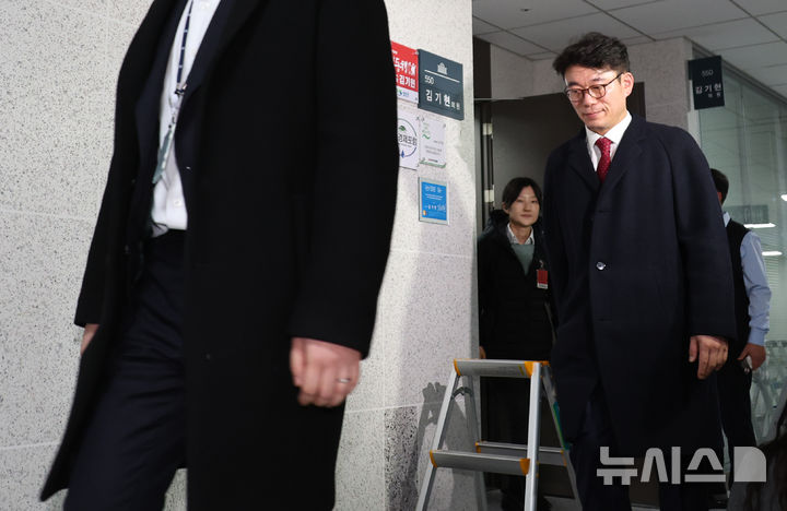 [서울=뉴시스] 김금보 기자 = 민중기 특별검사팀이 17일 오후 서울 여의도 국회 의원회관에서 김기현 국민의힘 의원 사무실에 대한 수색을 마친 뒤 빈손으로 이동하고 있다. 특검은 김건희 여사에게 로저비비에 가방을 선물했다는 의혹을 받는 김기현 국민의힘 의원에 대한 강제수사에 나섰으나 이날 의원실에서 빈손으로 나왔다. 2025.12.17. kgb@newsis.com