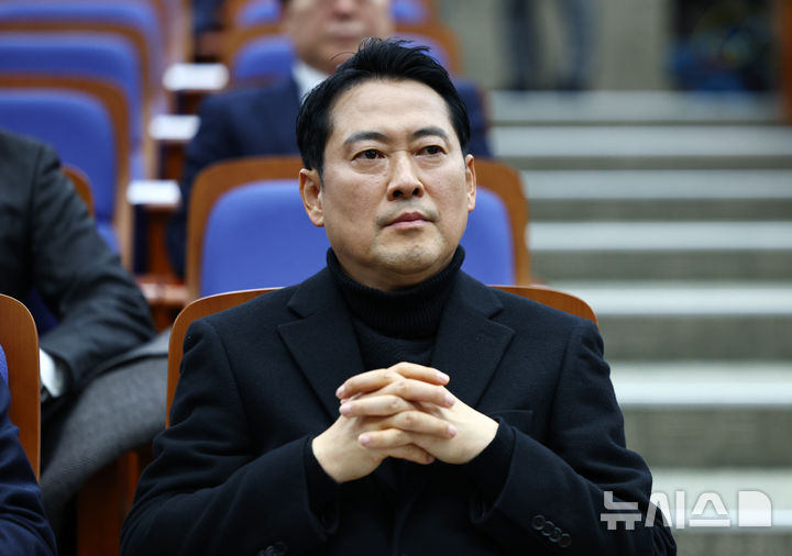 [서울=뉴시스] 김명년 기자 = 장동혁 국민의힘 대표가 17일 오후 서울 여의도 국회에서 열린 정책의원총회에서 송언석 원내대표의 발언을 듣고 있다. 2025.12.17. kmn@newsis.com