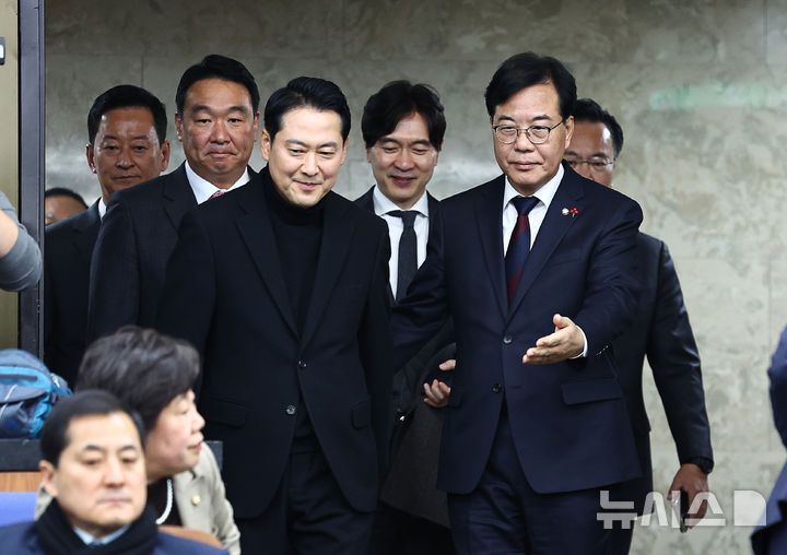 [서울=뉴시스] 김명년 기자 = 장동혁 국민의힘 대표와 송언석 원내대표가 17일 오후 서울 여의도 국회에서 열린 정책의원총회에 입장하고 있다. 2025.12.17. kmn@newsis.com