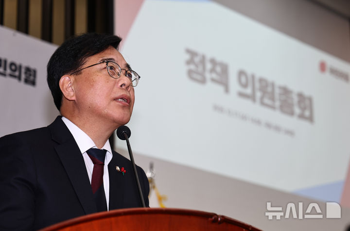 [서울=뉴시스] 김명년 기자 = 송언석 국민의힘 원내대표가 17일 오후 서울 여의도 국회에서 열린 정책의원총회에서 발언하고 있다. 2025.12.17. kmn@newsis.com