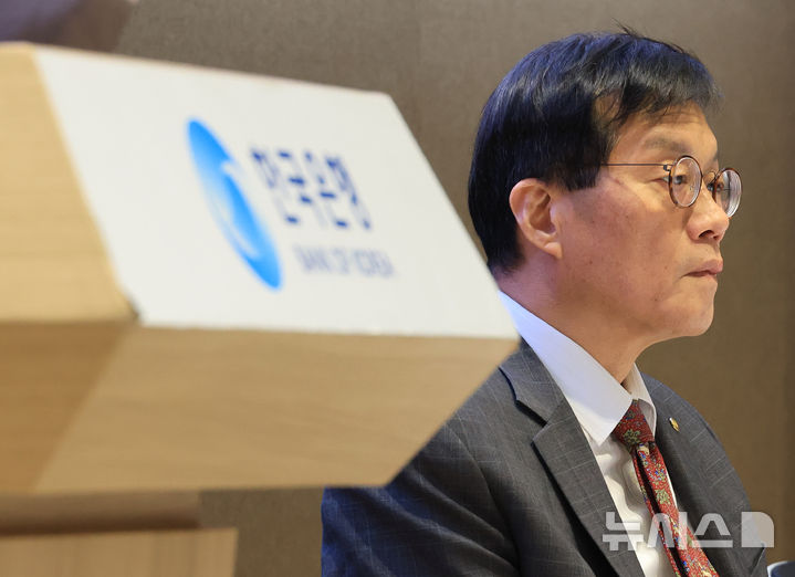 [서울=뉴시스] 홍효식 기자 = 이창용 한국은행 총재가 지난해 12월 17일 서울 중구 한국은행에서 열린 물가안정목표 운영상황 점검 설명회에 참석해 있다. (공동취재) 2025.12.17. photo@newsis.com