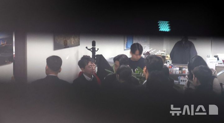 [서울=뉴시스] 조성봉 기자 = 17일 오후 서울 여의도 국회 의원회관 김기현 국민의힘 의원 사무실에서 김건희 여사의 '로저비비에 가방 수수 의혹'을 수사하는 민중기 특별검사팀이 압수수색을 하고 있다. 2025.12.17. suncho21@newsis.com