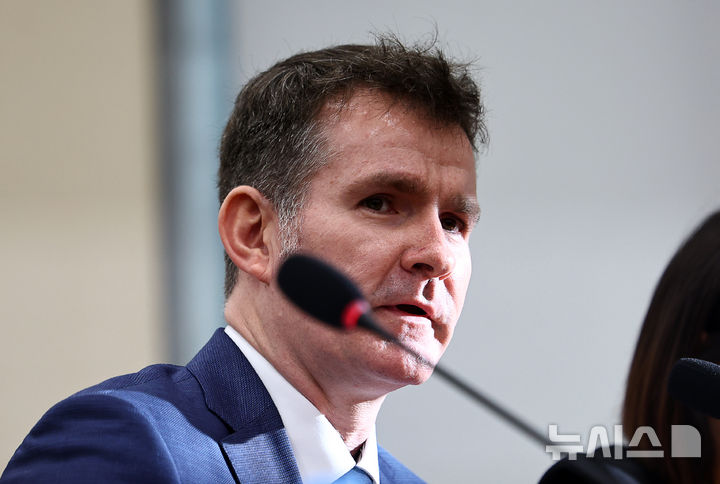 [서울=뉴시스] 김명년 기자 = 브랫 매티스 쿠팡 최고정보보호책임자(CISO)가 17일 서울 여의도 국회 과학기술정보방송통신위원회 전체회의에서 열린 쿠팡 침해사고 관련 청문회에서 의원 질의에 답변하고 있다. 2025.12.17. kmn@newsis.com