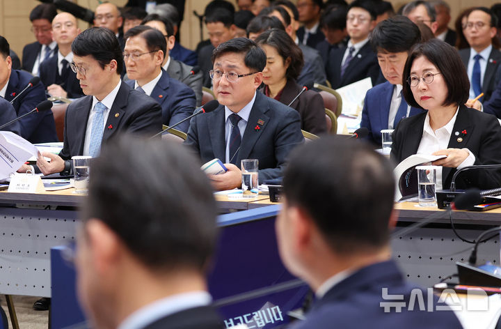 [세종=뉴시스] 최동준 기자 = 김성환 기후에너지환경부 장관이 17일 세종시 정부세종컨벤션센터에서 열린 기후에너지환경부(기상청)·원자력안전위원회 업무보고에서 이재명 대통령 질문에 답변하고 있다. (대통령실통신사진기자단) 2025.12.17. photocdj@newsis.com