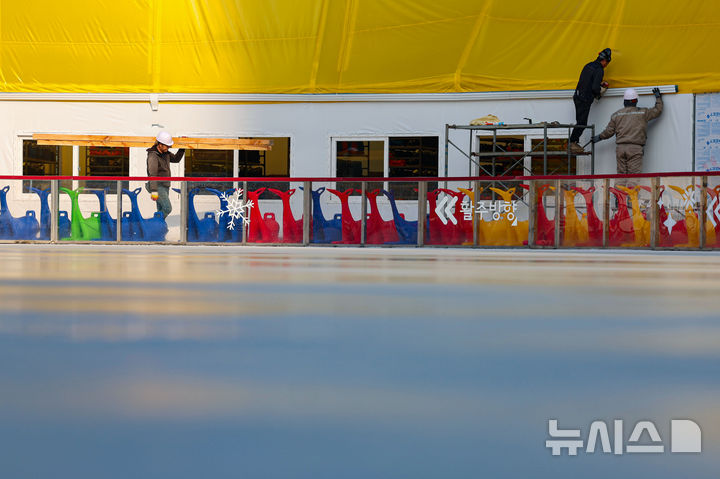 [서울=뉴시스] 권창회 기자 = 서울광장 스케이트장 개장을 이틀 앞둔 17일 서울 중구 서울광장에 스케이트장 공사가 막바지에 이르고 있다. 2025.12.17. kch0523@newsis.com