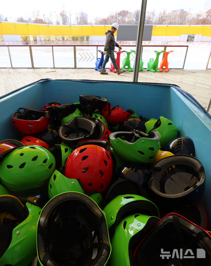[서울=뉴시스] 권창회 기자 = 서울광장 스케이트장 개장을 이틀 앞둔 17일 서울 중구 서울광장에 스케이트장에 헬멧이 비치되어 있다. 2025.12.17. kch0523@newsis.com