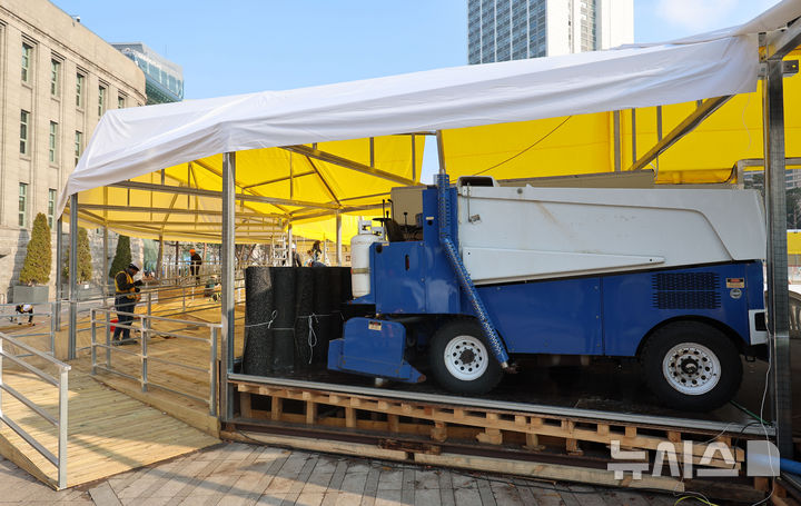 [서울=뉴시스] 권창회 기자 = 서울광장 스케이트장 개장을 이틀 앞둔 17일 서울 중구 서울광장에 스케이트장 공사가 막바지에 이르고 있다. 2025.12.17. kch0523@newsis.com