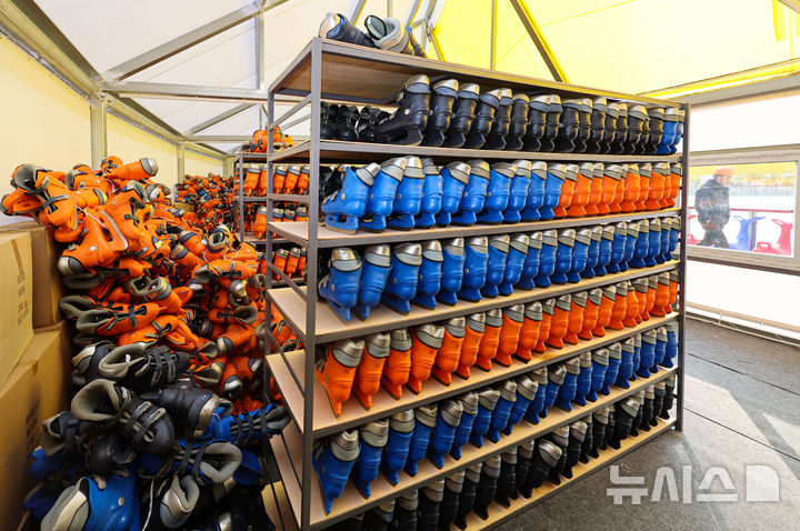 [서울=뉴시스] 권창회 기자 = 서울광장 스케이트장 개장을 이틀 앞둔 17일 서울 중구 서울광장에 스케이트장에 스케이트가 비치되어 있다. 2025.12.17. kch0523@newsis.com