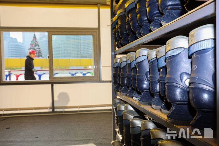 [서울=뉴시스] 권창회 기자 = 서울광장 스케이트장 개장을 이틀 앞둔 17일 서울 중구 서울광장에 스케이트장에 스케이트가 비치되어 있다. 2025.12.17. kch0523@newsis.com