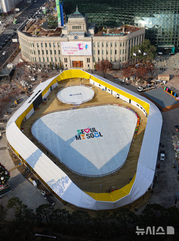 [서울=뉴시스] 권창회 기자 = 서울광장 스케이트장 개장을 이틀 앞둔 17일 서울 중구 서울광장에 스케이트장 공사가 막바지에 이르고 있다. 2025.12.17. kch0523@newsis.com