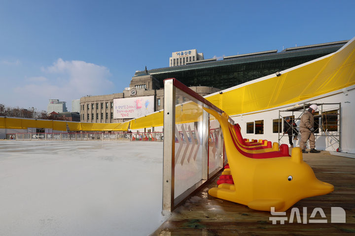 [서울=뉴시스] 권창회 기자 = 서울광장 스케이트장 개장을 이틀 앞둔 17일 서울 중구 서울광장에 스케이트장 공사가 막바지에 이르고 있다. 2025.12.17. kch0523@newsis.com