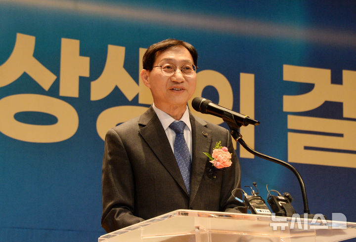 [전주=뉴시스] 김얼 기자 = 김성주 제19대 국민연금공단 신임 이사장이 17일 전북 전주시 국민연금공단에서 열린 취임식에 참석해 취임사를 하고 있다. 2025.12.17. pmkeul@newsis.com