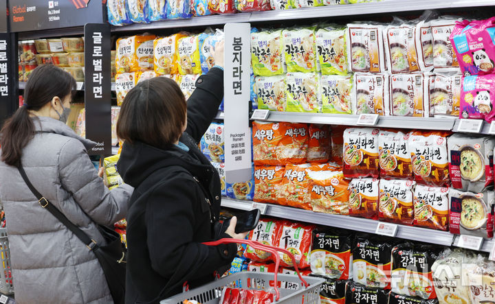 [서울=뉴시스] 조성우 기자 = 서울의 한 대형마트에서 외국인 관광객들이 라면을 살펴보고 있다.2025.12.17. xconfind@newsis.com
