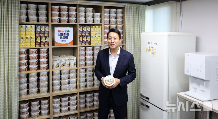 [서울=뉴시스] 김선웅 기자 = 오세훈 서울시장이 17일 서울 관악구 성민종합사회복지관에서 '외로움 없는 서울' 1주년 기념 현장 소통간담회를 마친 뒤 복지관 내 서울마음편의점을 찾아 내부를 살펴보고 있다.'외로움 없는 서울'은 서울시가 지난해부터 외로움 예방과 재고립, 재은둔을 막기 위해 진행하는 정책으로 365일 24시간 이용가능한 전담콜센터 '외로움안녕120'과 편의점처럼 수시로 드나들면서 속내를 털어놓을 수 있는 '서울마음편의점' 등의 사업으로 진행되고 있다. 2025.12.17. mangusta@newsis.com