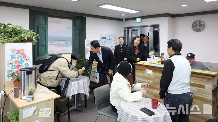 [서울=뉴시스] 김선웅 기자 = 오세훈 서울시장이 17일 서울 관악구 성민종합사회복지관에서 '외로움 없는 서울' 1주년 기념 현장 소통간담회를 마친 뒤 복지관 내 서울마음편의점을 찾아 방문객들과 인사를 나누고 있다. '외로움 없는 서울'은 서울시가 지난해부터 외로움 예방과 재고립, 재은둔을 막기 위해 진행하는 정책으로 365일 24시간 이용가능한 전담콜센터 '외로움안녕120'과 편의점처럼 수시로 드나들면서 속내를 털어놓을 수 있는 '서울마음편의점' 등의 사업으로 진행되고 있다. 2025.12.17. mangusta@newsis.com