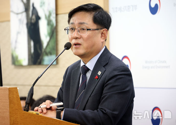 [세종=뉴시스] 강종민 기자 = 김성환 기후에너지환경부 장관이 17일 세종시 정부세종청사에서 2026년 주요 업무계획을 발표하고 있다. 2025.12.17. ppkjm@newsis.com