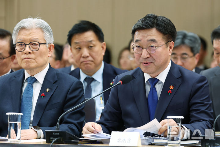 [세종=뉴시스] 최동준 기자 = 윤호중 행정안전부 장관이 17일 세종시 정부세종컨벤션센터에서 이재명 대통령에게 행정안전부(경찰청, 소방청) 업무보고를 하고 있다. (대통령실통신사진기자단) 2025.12.17. photocdj@newsis.com