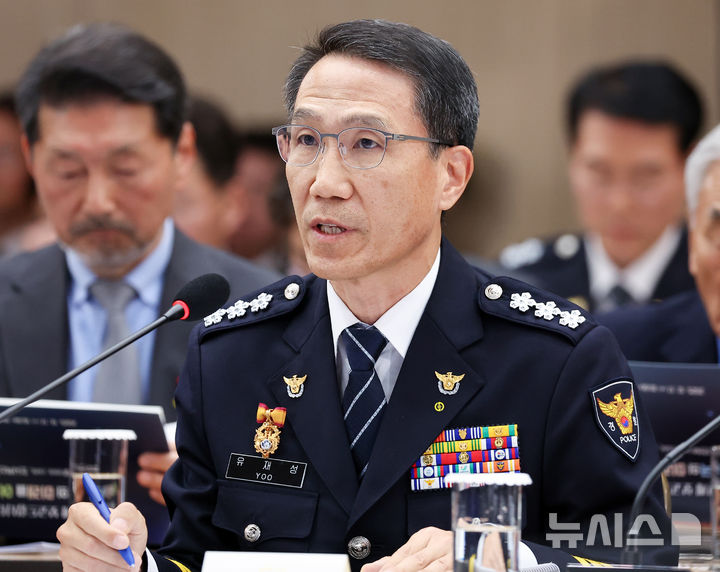 [세종=뉴시스] 최동준 기자 = 유재성 경찰청장 직무대행이 17일 세종시 정부세종컨벤션센터에서 이재명 대통령에게 경찰청 업무보고를 하고 있다. (대통령실통신사진기자단) 2025.12.17. photocdj@newsis.com