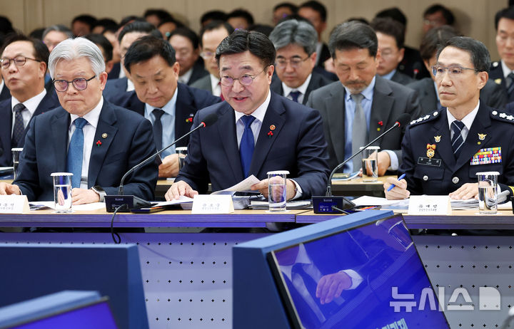 [세종=뉴시스] 최동준 기자 = 윤호중 행정안전부 장관이 17일 세종시 정부세종컨벤션센터에서 이재명 대통령에게 행정안전부(경찰청, 소방청) 업무보고를 하고 있다. (대통령실통신사진기자단) 2025.12.17. photocdj@newsis.com