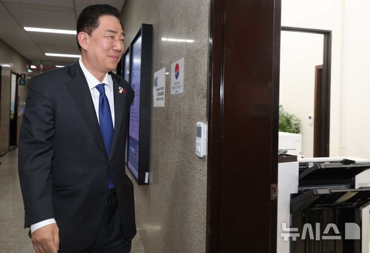 [서울=뉴시스] 조성봉 기자 = 김병기 더불어민주당 원내대표가 17일 오후 서울 여의도 국회 원내대표실에 들어가고 있다. 2025.12.17. suncho21@newsis.com