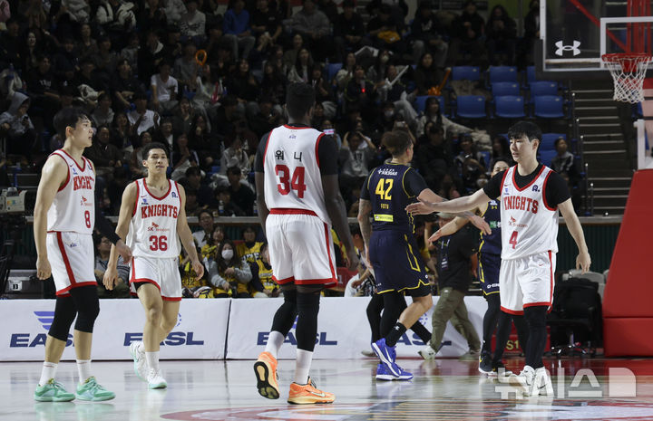 [서울=뉴시스] 김근수 기자 = 17일 오후 서울 송파구 잠실학생체육관에서 열린 2025-2026 동아시아슈퍼리그(EASL) 서울 SK나이츠와 일본 우츠노미야 브렉스의 경기에서 84-78로 승리한 SK나이츠 선수들이 기뻐하고 있다. 2025.12.17. ks@newsis.com