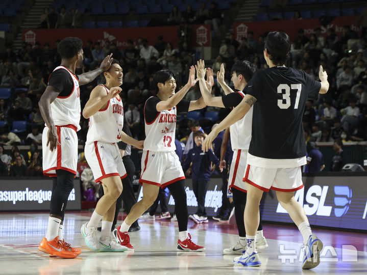 [서울=뉴시스] 김근수 기자 = 17일 오후 서울 송파구 잠실학생체육관에서 열린 2025-2026 동아시아슈퍼리그(EASL) 서울 SK나이츠와 일본 우츠노미야 브렉스의 경기에서 SK 안성우가 득점 성공 후 동료들과 기쁨을 나누고 있다. 2025.12.17. ks@newsis.com