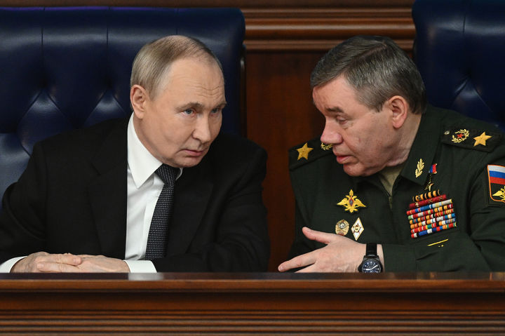 [모스크바=AP/뉴시스] ﻿﻿﻿﻿러시아군이 2월 들어 약 2주 만에 우크라이나 동부 지역 12개 마을을 추가로 장악했다고 주장했다. 사진은 블라디미르 푸틴(왼쪽) 러시아 대통령이 지난해 12월 17일(현지 시간) 러시아 모스크바에서 열린 국방부 연례 이사회에 참석해 발레리 게라시모프 총참모장과 대화를 나누는 모습. 2026.02.15