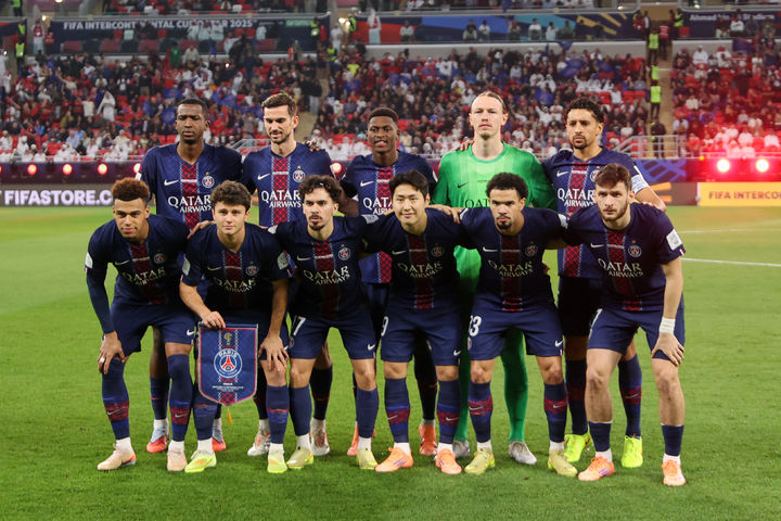 [알라이얀=AP/뉴시스] 이강인과 파리 생제르맹(PSG·프랑스) 선수들이 17일(현지 시간) 카타르 도하 서쪽 알라이얀의 아흐메드 빈 알리 스타디움에서 열리는 2025 국제축구연맹(FIFA) 인터콘티넨털컵 플라멩구(브라질)과의 경기에 앞서 기념 촬영하고 있다. 이강인은 전반 35분 햄스트링 부상으로 교체됐고 PSG는 1-1로 비겨 승부차기 끝에 2-1로 승리해 우승했다. 2025.12.18.