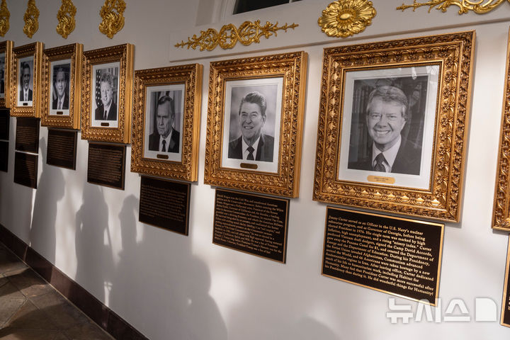 [워싱턴=AP/뉴시스] 17일(현지 시간) 미국 워싱턴 백악관 서쪽 별관 외부 통로에 역대 대통령의 사진과 업적을 소개하는 '대통령 명예의 거리'가 조성돼 있다. 2025.12.18.