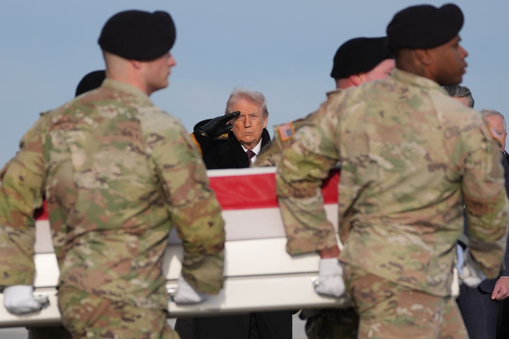 [도버=AP/뉴시스] 미군이 시리아 내에서 이슬람 극단주의 무장단체 이슬람국가(IS·미국 내 명칭 ISIS) 조직원 최소 25명을 사살하거나 붙잡았다고 30일(현지 시간) 밝혔다. 사진은 도널드 트럼프 대통령이 지난 17일 델라웨어주 도버 공군기지에서 열린 미군 병사 유해 귀환식에 참석해 운구되는 관을 향해 거수경례하는 모습. 2025.12.31.