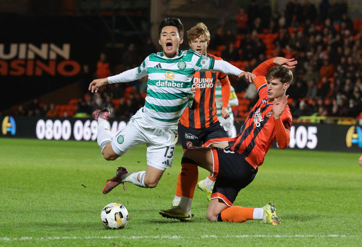 [던디=AP/뉴시스] 셀틱의 양현준(왼쪽)이 17일(현지 시간) 스코틀랜드 던디의 덴스 파크에서 열린 2025-26 스코틀랜드 프리미어십(SPL) 11라운드 던디 유나이티드와 경기 중 상대 반칙으로 넘어지고 있다. 양현준은 86분을 소화했고, 셀틱은 1-2로 패했다. 2025.12.18.