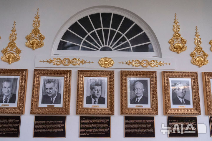 [워싱턴=AP/뉴시스] 17일(현지 시간) 미국 워싱턴 백악관 서쪽 별관 외부 통로에 역대 대통령의 사진과 업적을 소개하는 '대통령 명예의 거리'가 조성돼 있다. 2025.12.18.