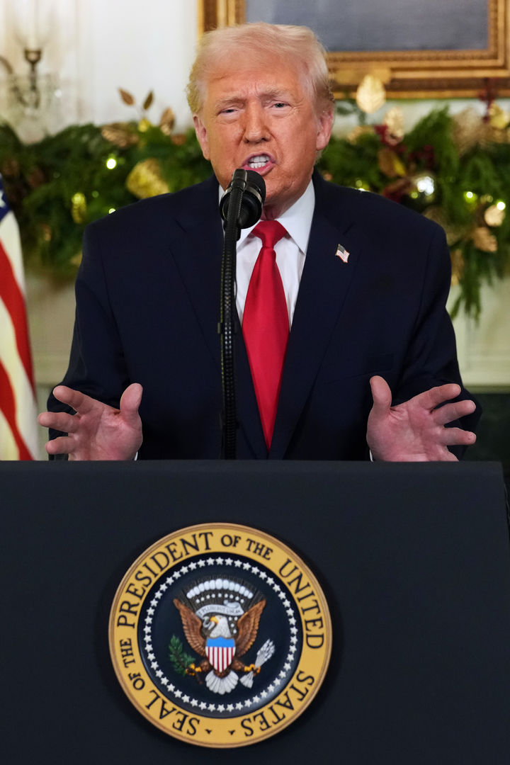 [워싱턴=AP/뉴시스]도널드 트럼프 미 대통령이 지난 17일(현지시각) 밤 대국민 연설을 하고 있다. 2025.12.19.