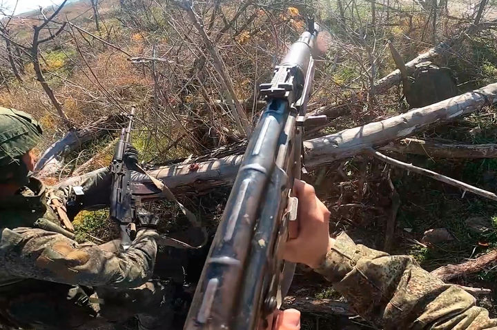 [훌랴이폴레=AP/뉴시스] 지난 17일(현지 시간) 러시아 국방부 공보실이 제공한 영상 캡처 사진에 러시아 군인들이 우크라이나 자포리자주 훌랴이폴레 일대에서 우크라이나군 진지를 향해 전진하고 있다. 2025.12.19.