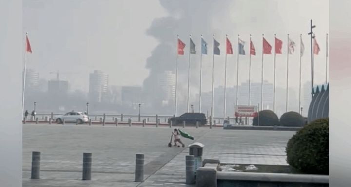 [서울=뉴시스]이달 초 단둥에서 촬영한 신의주에 연기가 치솟는 모습. (출처=중국 더우인, NK 뉴스에서 재인용) 2025.12.18. *재판매 및 DB 금지