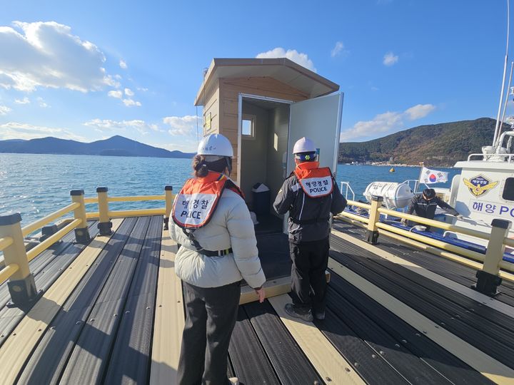 [통영=뉴시스] 신정철 기자= 통영해양경찰서는 수출용 패류생산 지정해역 내 생산 패류가 위생기준에 적합하도록 지원하기 위해 2025년 하반기 해상 오염원을 대상으로 해양오염 집중점검을 실시했다고 17일 밝혔다.사진은 해상 시설 분뇨 처리 실태 합동점검 모습.(사진=통영해경 제공).2025.12.17. photo@newsis.com *재판매 및 DB 금지