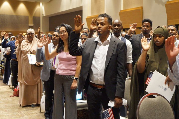 [서울=뉴시스]지난 2019년 미네소타 주 세인트폴 리버센터에서 열린 귀화식에서 귀화식에서 약 2000명의 미네소타 주민들이 시민권 선서를 했다. 미 정부가 이미 귀화한 미국 시민들의 시민권 박탈 소송을 크게 늘릴 계획이다. (출처=MPR 뉴스)2025.12.18. *재판매 및 DB 금지