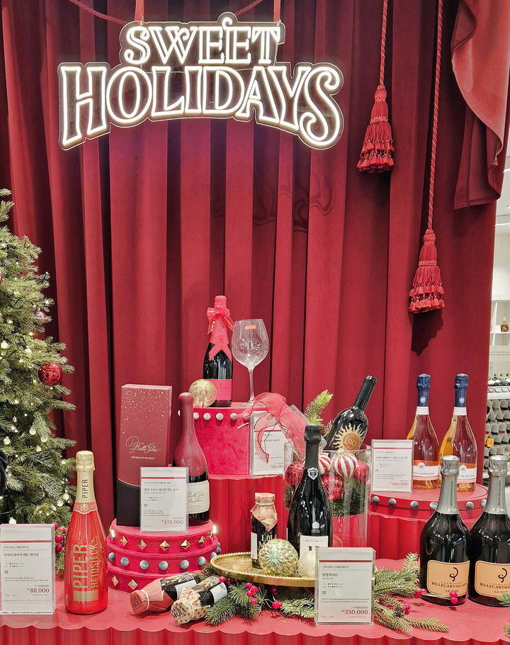 [부산=뉴시스] 롯데백화점 부산본점은 본격적인 연말 시즌을 맞아 25일까지 롯데와인위크를 열고, 홈파티와 연말 모임을 위한 다양한 와인을 선보인다. (사진=롯데백화점 제공) 2025.12.18. photo@newsis.com *재판매 및 DB 금지