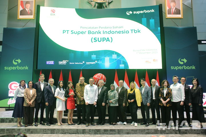 [서울=뉴시스]카카오뱅크는 첫 글로벌 투자처인 인도네시아 디지털은행 '슈퍼뱅크(Superbank)'가 17일 인도네시아 증권거래소(IDX)에 성공적으로 상장했다고 18일 밝혔다. (사진=카카오뱅크 제공). 2025.12.18. photo@newsis.com 