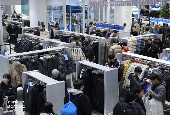 [서울=뉴시스] 무신사 스탠다드 홍대 플래그십 스토어. (사진=무신사 제공) *재판매 및 DB 금지