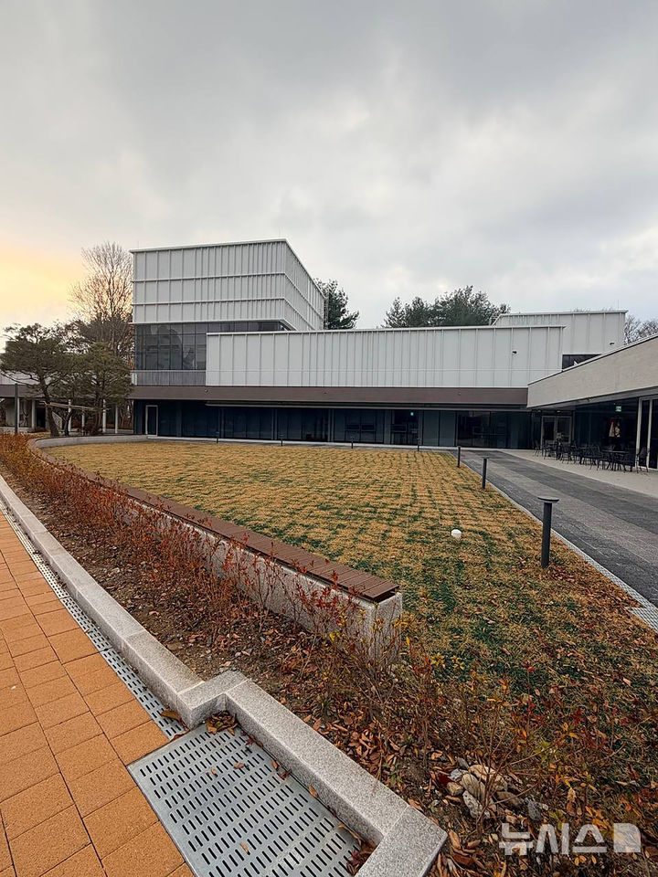 [성남=뉴시스]결혼식 후 연회장소로 활용할 수 있는 성남물빛정원 뮤직홀 앞 잔디마당(사진=성남시 제공) 2025.12.18.photo@newsis.com