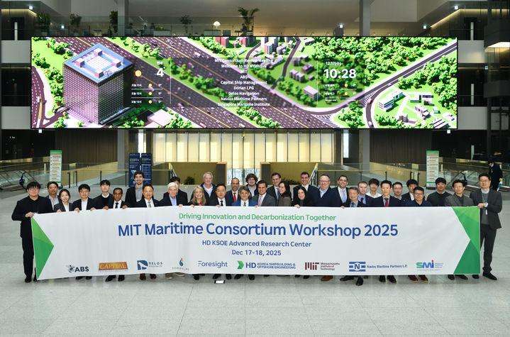 [서울=뉴시스] 17일 HD현대 글로벌R&D센터에서 진행된 'MIT 조선해양 컨소시엄(MIT Maritime Consortium)' 워크숍 1일차 행사에서 HD현대, 미국 메사추세츠공과대학(MIT), 그리스 해운사 캐피탈(Capital), 미국 ABS 선급 관계자들이 기념촬영을 하고 있다.(사진=HD현대 제공). 2025.12.18. photo@newsis.com *재판매 및 DB 금지