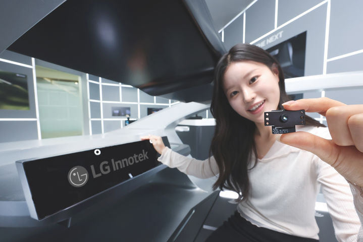 [서울=뉴시스]LG이노텍 직원이 '차세대 언더 디스플레이 카메라 모듈'을 소개하고 있다. (사진=LG이노텍 제공) 2025.12.18. photo@newsis.com *재판매 및 DB 금지