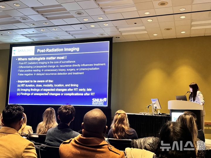 [서울=뉴시스] 북미영상의학회 연례 학술대회 'RSNA 2025'에서 배윤정 분당서울대병원 영상의학과 교수가 강연하고 있다. (사진= 분당서울대병원 제공)