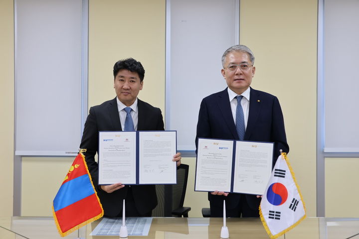 [서울=뉴시스] 친바트 바트에르덴(CHINBAT. BAT-ERDENE) 몽골국립문화예대 총장(왼쪽)과 이창원 한성대 총장이 협약서를 들고 기념사진을 촬영하고 있다. (사진=한성대 제공) 2025.12.18. photo@newsis.com *재판매 및 DB 금지