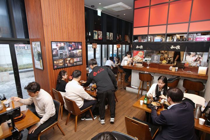 [서울=뉴시스] 국내 치킨 프랜차이즈 제너시스BBQ 그룹의 일본 정통 이자카야 브랜드 토리메로가 식사 메뉴 7종을 비롯해 저녁 안주세트 5종을 출시했다고 18일 밝혔다. (사진=제너시스BBQ 제공) 2025.12.18. photo@newsis.com *재판매 및 DB 금지