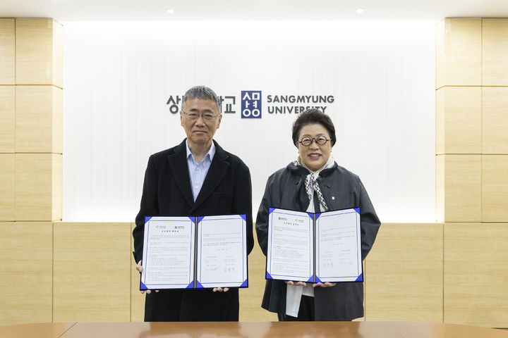 [서울=뉴시스] 이재훈 인산의료재단 메트로병원장(왼쪽)과 김종희 상명대 총장이 기념촬영을 하고 있다. (사진=상명대 제공) 2025.12.18. photo@newsis.com *재판매 및 DB 금지