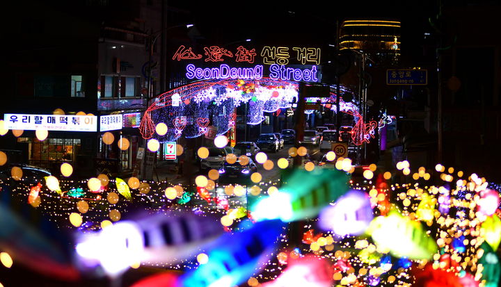 [화천=뉴시스] 18일 화천군은 화천 산천어 축제를 알리는 선등거리 점등식이 오는 20일 오후 6시 화천읍 중앙로 일대에서 진행된다고 밝혔다. 화천군 제공. *재판매 및 DB 금지