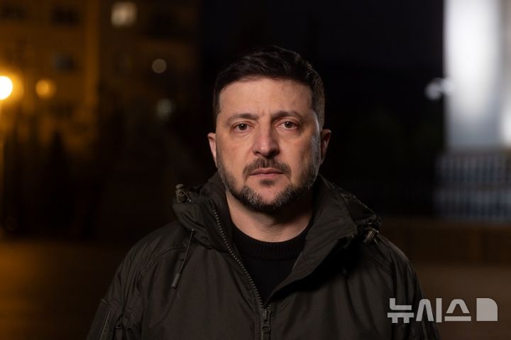 [서울=뉴시스] 볼로디미르 젤렌스키 우크라이나 대통령은 17일(현지시간) 텔레그램에 공개한 연설 연상에서 블라디미르 푸틴 러시아 대통령이 '대화를 거부하면 군사적으로 역사적 영토를 해방할 것'이라고 밝힌 것과 관련해 "러시아로부터 내년에도 전쟁을 이어가겠다는 신호가 입수됐다"고 비판했다. 2025.12.18 photo@newsis.com